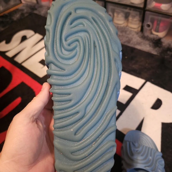 Salehe Bembury slides - Picture 3 of 6